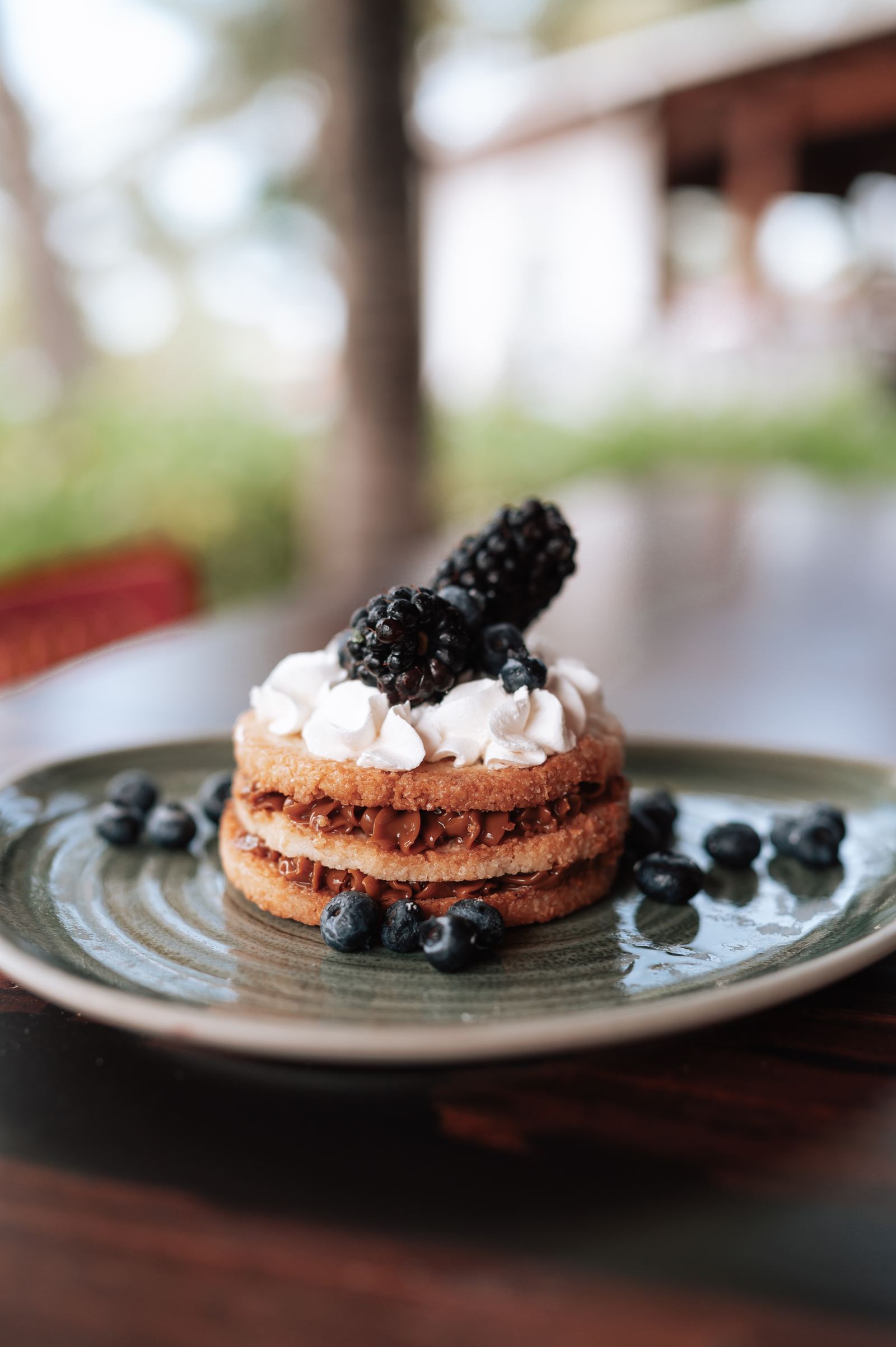 Hotcakes de la casa con crema y zarzamoras