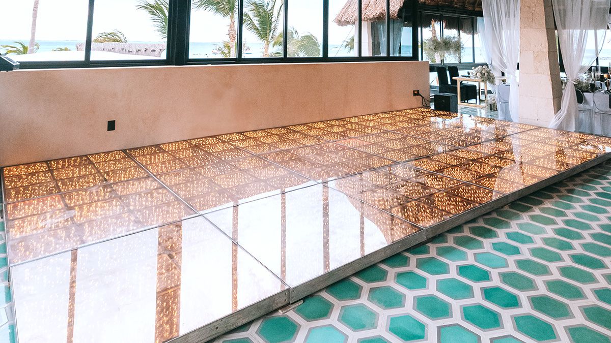 Mesa de banquete de boda frente al mar