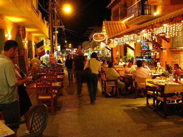 Vida Nocturna en Isla Mujeres: Descubre los Mejores Lugares para Divertirte Después del Anochecer